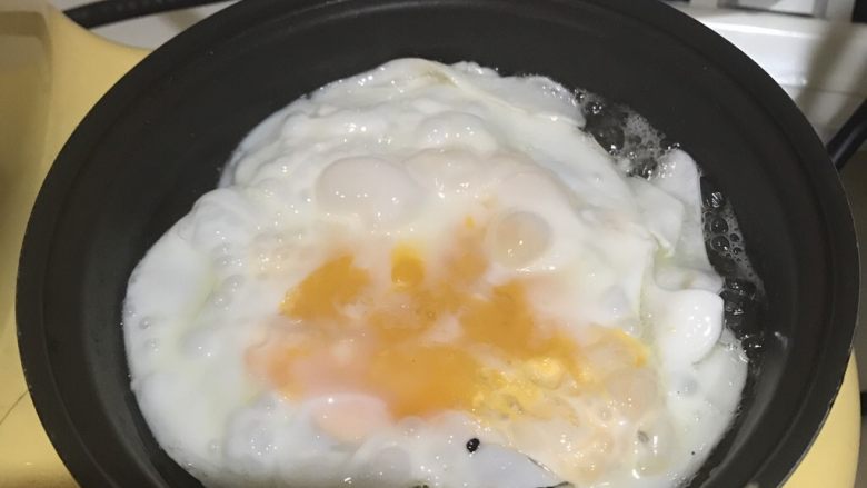 火腿鸡蛋夹心芝士三明治,放入一个鸡蛋煎好放在旁边