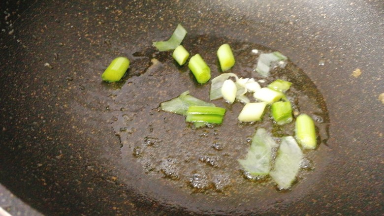 鸡蛋炒蘑菇,锅里无需洗,再倒点油,蒜苗头爆香
