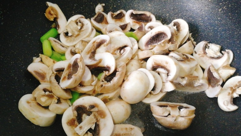 鸡蛋炒蘑菇,沥干水的蘑菇快速翻炒,加一丢丢盐