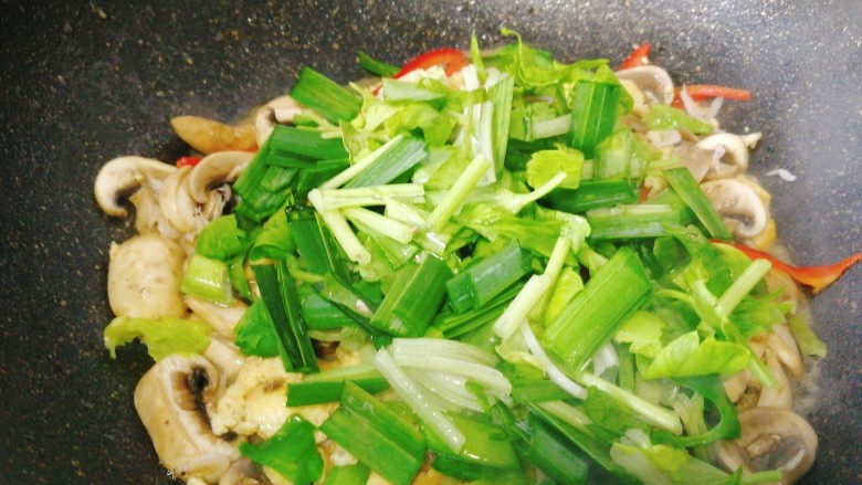 鸡蛋炒蘑菇,芹菜,蒜苗叶