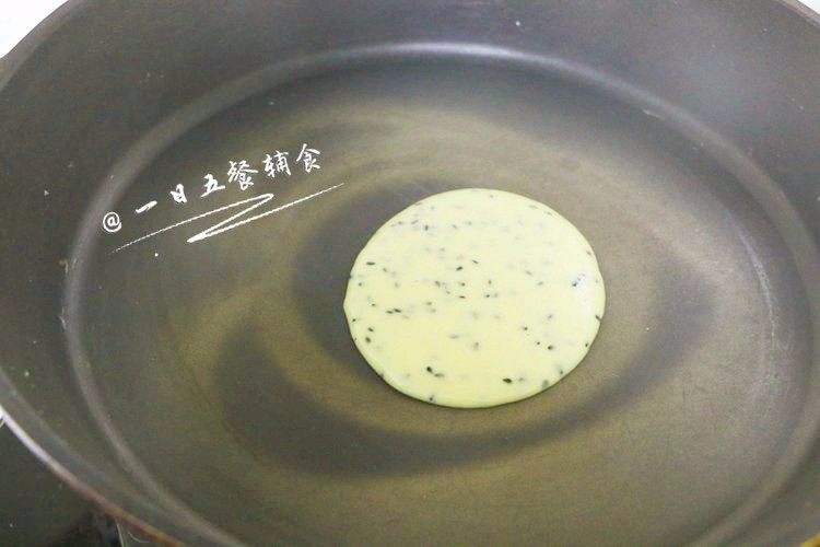 芝麻蛋卷 宝宝辅食,鸡蛋+牛奶+熟黑芝麻,用勺子取一些面糊放入锅里,具体量多少要看你的锅,做二个就能知道了,厚了就少取一些.薄了就多取一些。