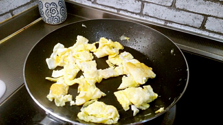 芹菜鸡蛋炒虾仁,鸡蛋炒熟,盛出备用