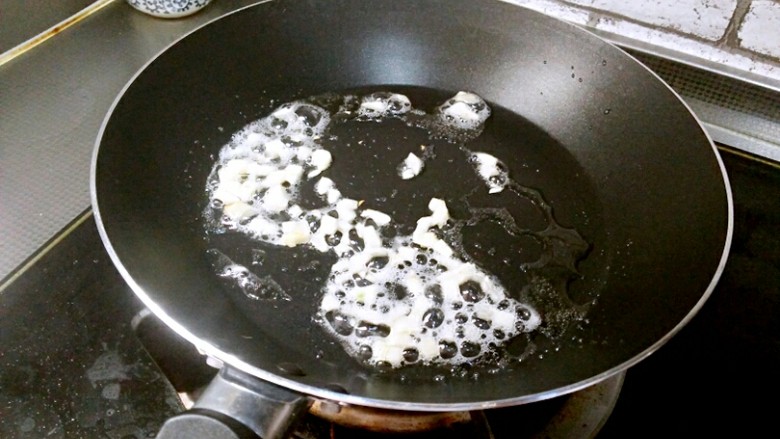 芹菜鸡蛋炒虾仁,锅中加入剩余的5ml油,蒜末爆香