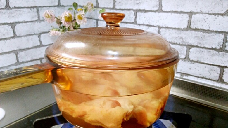 红烧鸭翅根,<a style='color:red;display:inline-block;' href='/shicai/ 50266'>鸭翅根</a>放入锅,加入凉水,大火烧开煮两分钟