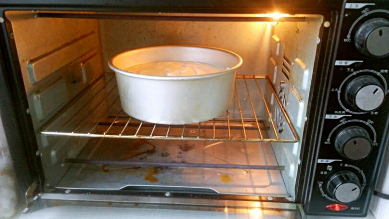 戚风蛋糕(八寸),烤箱提前预热150°,放在中层考40分钟