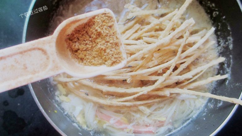金针菇馓子汤,加盐、黑胡椒粉、五香粉,一滴香油调味即可