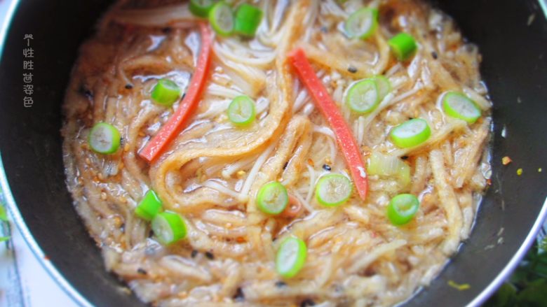 金针菇馓子汤,吃的时候,可以根据口味,加入醋、生抽、辣椒油进行调味