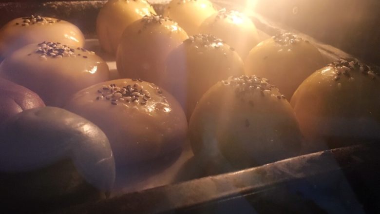 豆沙千层酥,烤箱预热
170度上下火烤30分钟左右
PS:烤箱温度仅供参考;