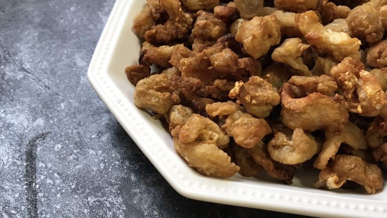 熬猪油,给个特写,不能发干,否则油渣就不好吃了。