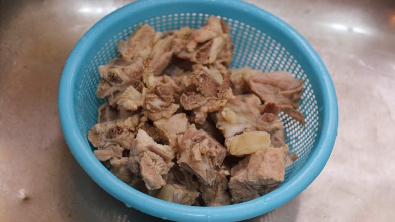 糖醋排骨,排骨捞出来,冲洗干净,沥干备用。里面的姜片丢掉。