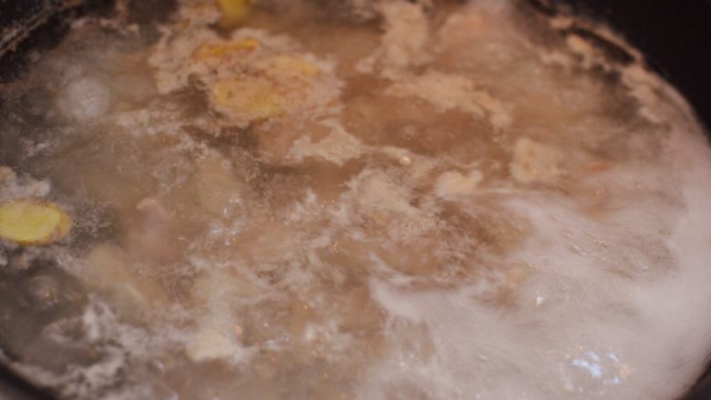 糖醋排骨,大火烧开后,转小火继续煮5分钟去血水。