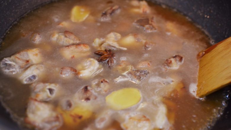 糖醋排骨,倒入清水,没过食材。