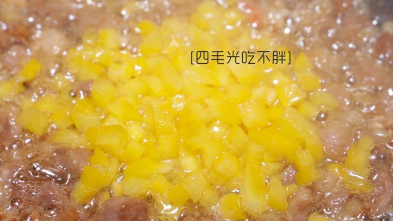 虾干炒饭（儿童营养餐）,加入黄椒丁；