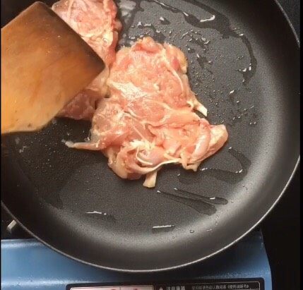 照烧鸡腿面,鸡肉煎制两面金黄