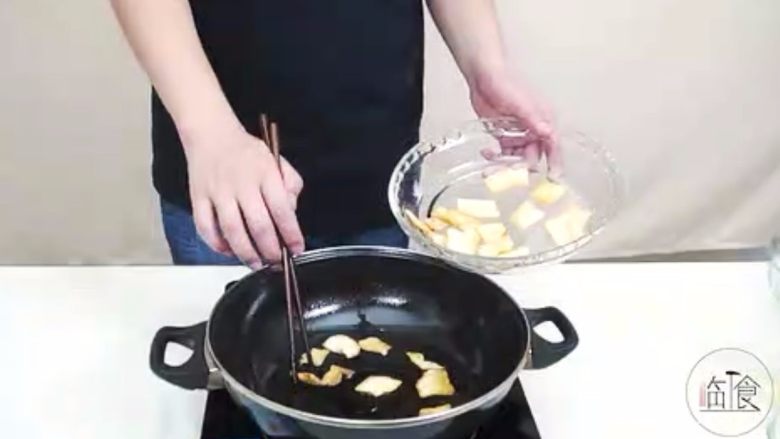 这样做锅巴,一口下去香掉牙!,炸至金黄取出