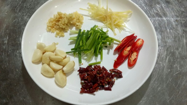 仔姜焖土鸡,切葱段,<a style='color:red;display:inline-block;' href='/shicai/ 2802'>老姜</a>片,蒜瓣,辣椒,红尖椒
