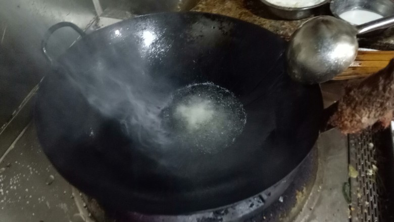 仔姜焖土鸡,锅烧热,放入调和油。