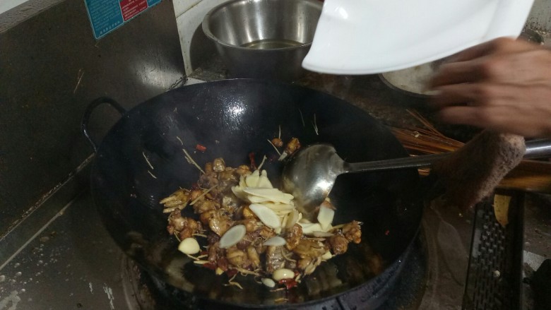 仔姜焖土鸡,再放入仔姜片,煸炒