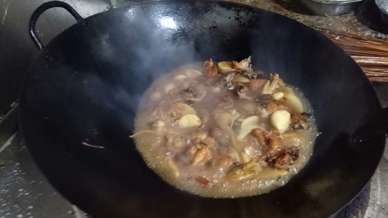 仔姜焖土鸡,加入开水300g,小火焖10分钟