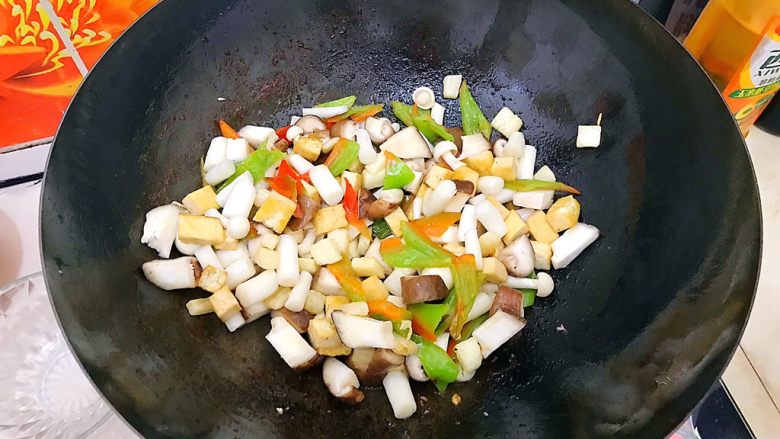 美味不可挡~家常蚝油杂炒鸡丁
,加入白玉菇和新鲜香菇,翻炒一下!