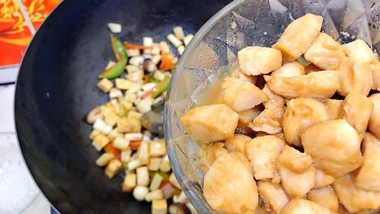 美味不可挡~家常蚝油杂炒鸡丁
,加入之前炒好的鸡丁!