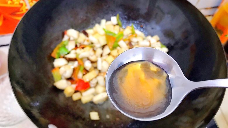 美味不可挡~家常蚝油杂炒鸡丁
,加一勺料酒!