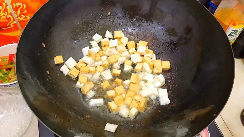 美味不可挡~家常蚝油杂炒鸡丁
,加入茭白,转中火,翻炒一分钟!