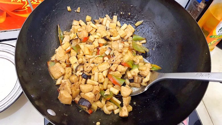 美味不可挡~家常蚝油杂炒鸡丁
,继续翻炒至汤汁收紧,即可!