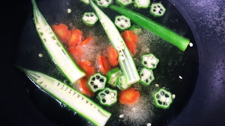 宝宝餐-营养小鸡饭团,水烧开下秋葵和胡萝卜煮熟，在水里加适量盐。