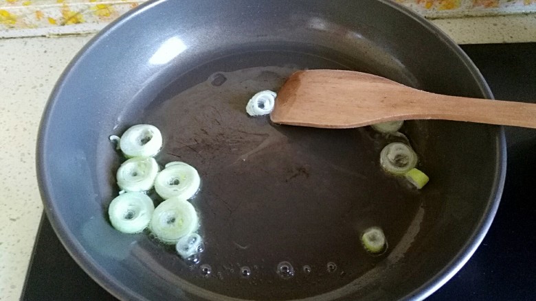 好吃到飘起来的田园菜拌葱油饭,炒锅烧热放油烧热下葱片爆香,取葱油待用