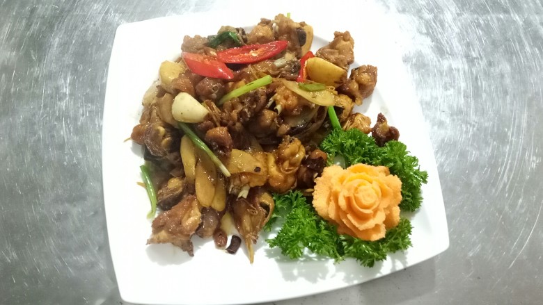 仔姜焖土鸡,关火,装盘,上菜。👌👌👌