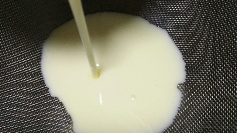 凤梨蛋挞,将搅拌均匀的蛋挞液过滤两遍,这样蛋挞液会很顺滑,做出的蛋挞也非常好吃。