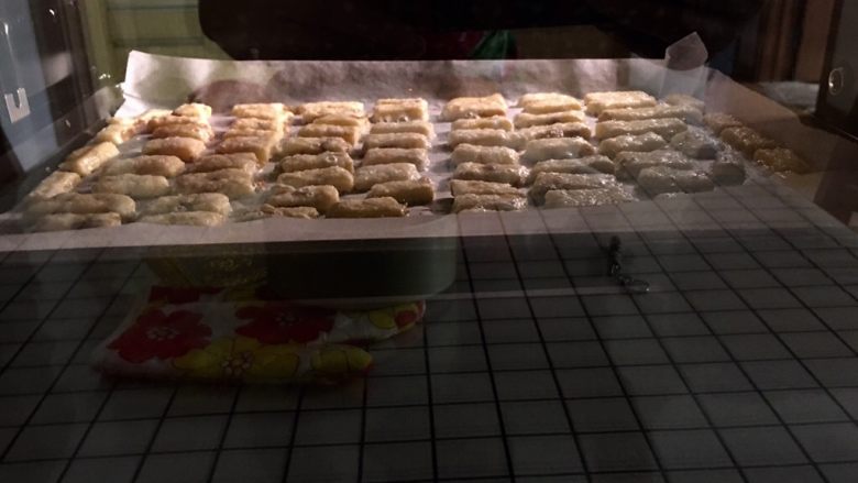 香酥葡萄饼干,进烤箱… 180-200度10-12分钟,具体看自己烤箱脾气