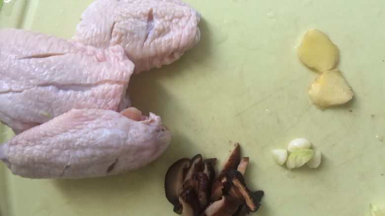 照烧鸡翅饭➕蛋羹（超细腻光滑）,<a style='color:red;display:inline-block;' href='/shicai/ 96'>鸡翅</a>洗干净划几刀、<a style='color:red;display:inline-block;' href='/shicai/ 2800'>生姜</a>切片、<a style='color:red;display:inline-block;' href='/shicai/ 230'>香菇</a>提前泡发切片、<a style='color:red;display:inline-block;' href='/shicai/ 2794'>大蒜</a>拍碎