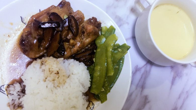 照烧鸡翅饭➕蛋羹（超细腻光滑）,美美的鸡翅饭做好了哦，浇点汤汁。