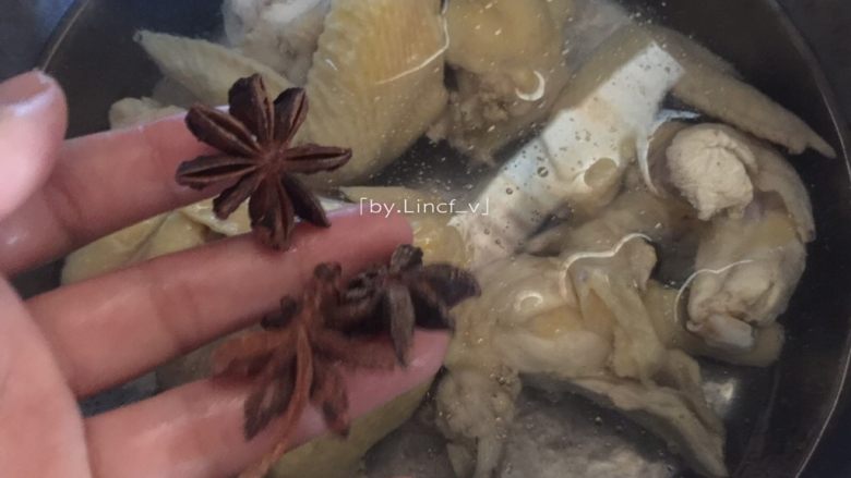 香辣卤翅根,接着洗净后的翅根重新放入能没过的适量清水,放入八角