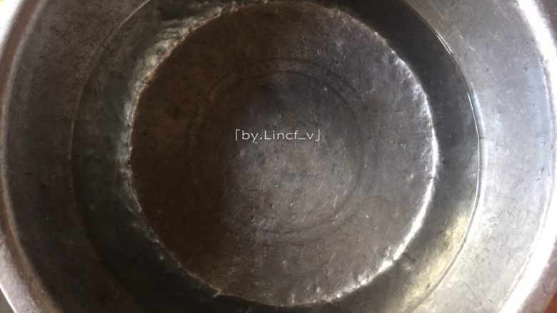 香辣卤翅根,接着锅中放适量清水,放入翅根与一半花椒煮开后煮约4分钟,再捞出翅根用清水洗净