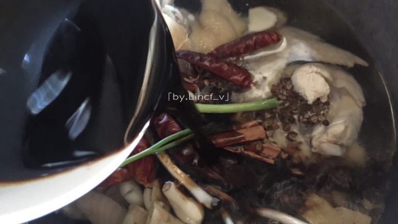 香辣卤翅根,倒入拌匀的酱料,然后大火煮后转中小火煮约20-30小时入味上色即可