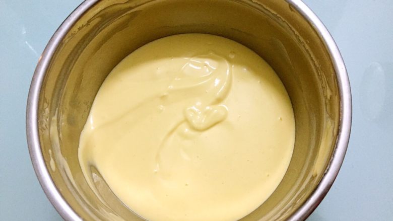 豆浆小蛋糕,拌好的蛋糕糊,这时候烤箱上火90度、下火120度预热