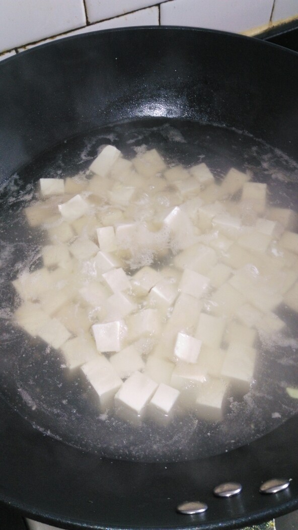 菜谱#鸡子黄烧豆腐#(创建于2017~23/9),豆腐丁焯水,焯水时,锅内放水许盐和油。
