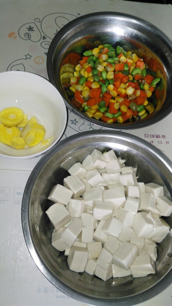 菜谱#鸡子黄烧豆腐#(创建于2017~23/9),上述各种食材:豆腐丁、青豆、玉米粒、胡萝卜经焯水后,捞出过凉,鸡蛋剥去壳和鸡蛋白,留鸡子黄,备用。