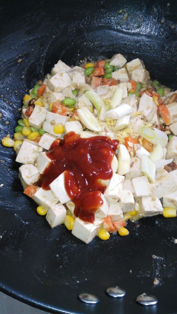 菜谱#鸡子黄烧豆腐#(创建于2017~23/9),倒入<a style='color:red;display:inline-block;' href='/shicai/ 699'>番茄酱</a>,继续翻炒。