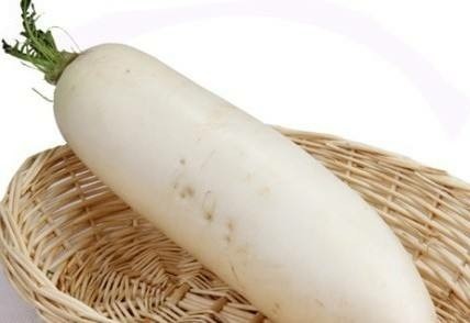 白萝卜炒牛肉🐮,开火啦：
1.锅里烧水 水开下萝卜焯水至快开了把萝卜捞起来过下凉水！
