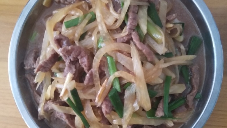 白萝卜炒牛肉🐮,2.锅里倒油 放入姜和蒜苗头 出香味加入腌制的牛肉快速翻炒 当牛肉变色加料酒翻炒下加入焯水的萝卜翻炒均匀依次加入生抽 醋 盐 糖 鸡精 水 蒜苗叶 加盖煮开就OK啦😄出锅！超下饭 大家试试吧 ！