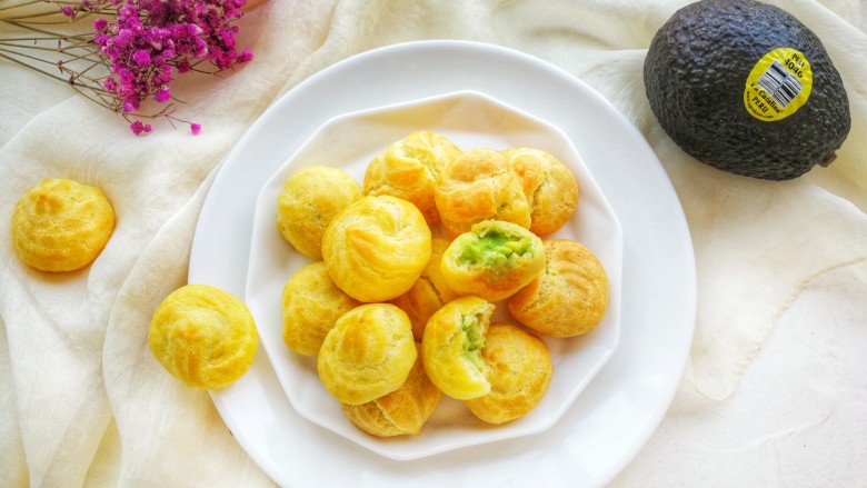 清新甜美的蜂蜜牛油果泡芙,是不是完胜外食甜品店呀,好吃还又健康,快来尝尝吧!