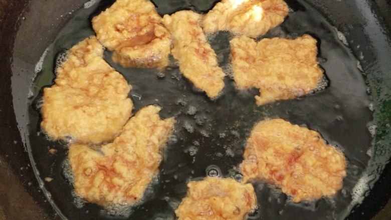 酥肉,全程中小火,炸至两面金黄即可