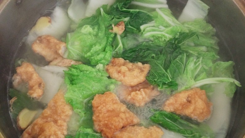 酥肉,除了直接吃,还可以煮酥肉白菜汤,酥肉几块,大的酥肉需切成两半,锅内加水适量,加入白菜,酥肉,老姜,煮熟即可