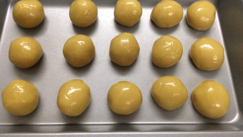 广式蛋黄月饼,切割均分20个,每个大概22克,皮与馅的比例3:7,新手的话可以4:6的比例,比较容易包。