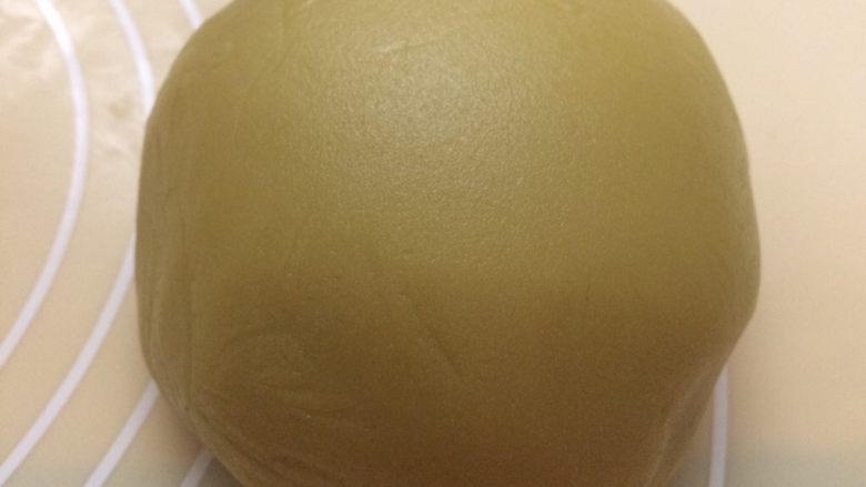 广式蛋黄月饼,饼皮醒好,再揉一下。