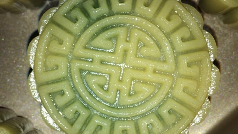 广式蛋黄月饼,轻轻按压模具稍停一会推出月饼,美美的花纹。
